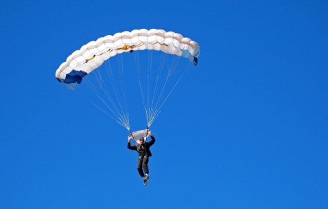 爱游戏-CBA常规赛常规赛对决在即！广州队演练定位球，波尔图密集防守应对