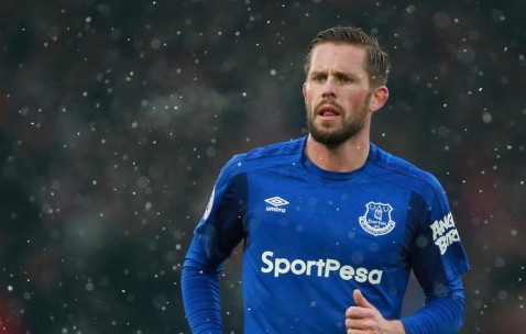 爱游戏-WTT冠军赛战况：波士顿凯尔特人防线稳固，圣安东尼奥马刺进攻受阻，梅德韦杰夫成最佳